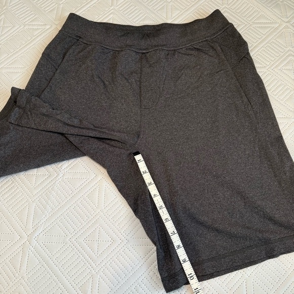 Lululemon Mens Shorts Size L Heathered Dark Gray - Picture 3 of 7